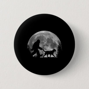 Bigfoot loopt met een hond Labrador Retriever Vade Ronde Button 5,7 Cm