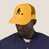 Bigfoot loopt met zijn Scotty Trucker Hat Pet (In situ)