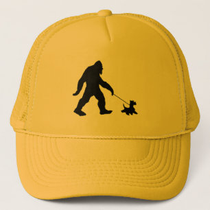 Bigfoot loopt met zijn Scotty Trucker Hat Pet