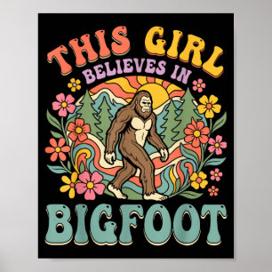 Bigfoot meisje gelooft bos bloemrijke zonsondergan poster