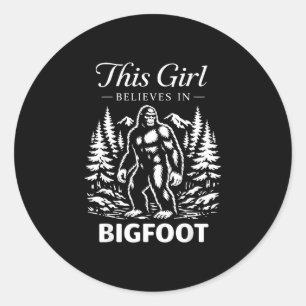 Bigfoot meisje gelovige sasquatch cryptid bos ronde sticker
