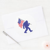 Bigfoot met een Amerikaanse vlag Ronde Sticker (Envelop)