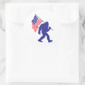 Bigfoot met een Amerikaanse vlag Ronde Sticker (Tas)