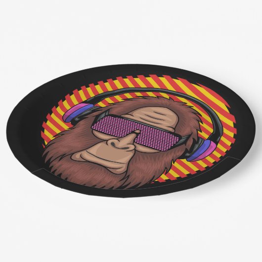 Bigfoot met een techno bril en hoofdtelefoon papieren bordje (Gekanteld)