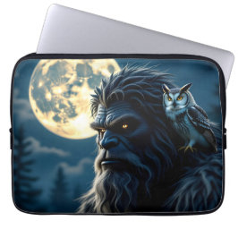 Bigfoot met gloeiende ogen en uil op zijn schouder laptop sleeve
