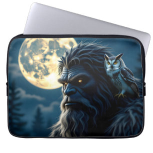Bigfoot met gloeiende ogen en uil op zijn schouder laptop sleeve