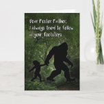 Bigfoot met kind Birthday for Foster Father Kaart<br><div class="desc">Deze aangrijpende verjaardagskaart voor je vader Foster heeft een Bigfoot die de hand van een kind vasthoudt terwijl hij door het bos loopt. Een geweldige keuze voor elk man dat van Sasquatch,  Yeti en Bigfoot houdt.</div>