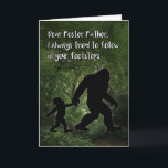 Bigfoot met kinderverjaardag voor pleegvader kaart<br><div class="desc">Op deze ontroerende verjaardagskaart voor je pleegvader houdt Bigfoot de hand van een kind vast terwijl hij door het bos loopt. Een geweldige keuze voor elk man dat van Sasquatch,  Yeti en Bigfoot houdt.</div>