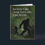 Bigfoot met kinderverjaardag voor pleegvader kaart<br><div class="desc">Op deze ontroerende verjaardagskaart voor je pleegvader houdt Bigfoot de hand van een kind vast terwijl hij door het bos loopt. Een geweldige keuze voor elk man dat van Sasquatch,  Yeti en Bigfoot houdt.</div>