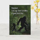 Bigfoot met kinderverjaardag voor Stepdad Kaart (Gele Bloem)