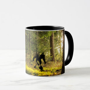 Bigfoot met Tennis Racket in Forest Mok