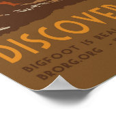 Bigfoot ontdekken in Redwood Forrest Poster (Hoek)