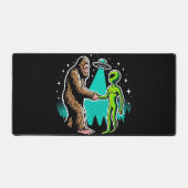Bigfoot ontmoet buitenaards wezen bureaumat (Voorkant)
