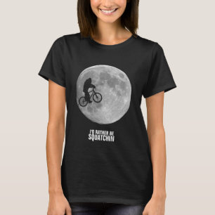 Bigfoot op fiets met maanachtergrond t-shirt