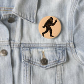 Bigfoot Peace Sign Ronde Button 5,7 Cm (In situ)