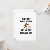 BIGFOOT PLAYS SOCCER KAART (Voorkant / Achterkant in situ)