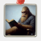 Bigfoot Reading Metalen Ornament (Voorkant)
