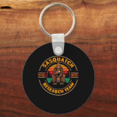 Bigfoot Research Team Retro Sasquatch Sleutelhanger (Voorkant)