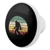 Bigfoot Retro Sunset Gift Keramische Knop (Rechts)