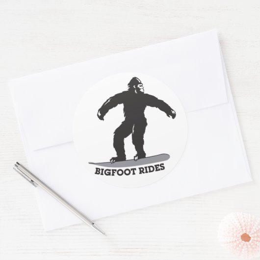 Bigfoot Rides! Ronde Sticker (Envelop)