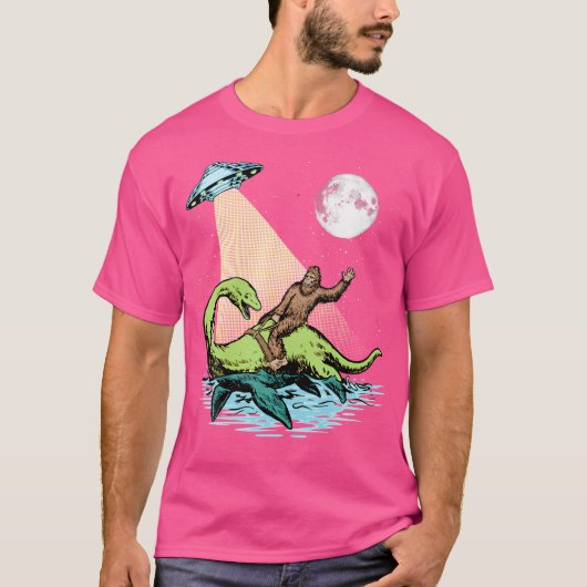 Bigfoot Riding Nessie UFO Aliens At Night Funny R T-shirt (Voorkant)