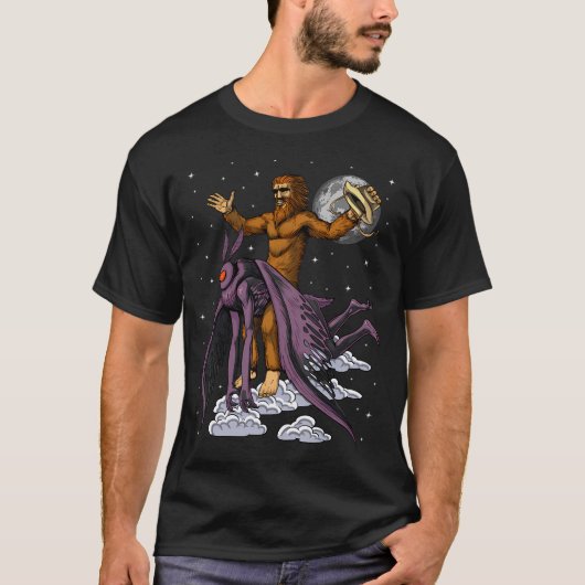 Bigfoot rijdt Mothman T-shirt (Voorkant)
