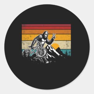 Bigfoot rijdt op een fiets Vintage Mountainbiken B Ronde Sticker