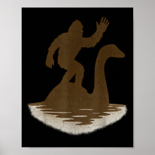Bigfoot rijdt op Loch Ness Monster Grappige Sasqua Poster