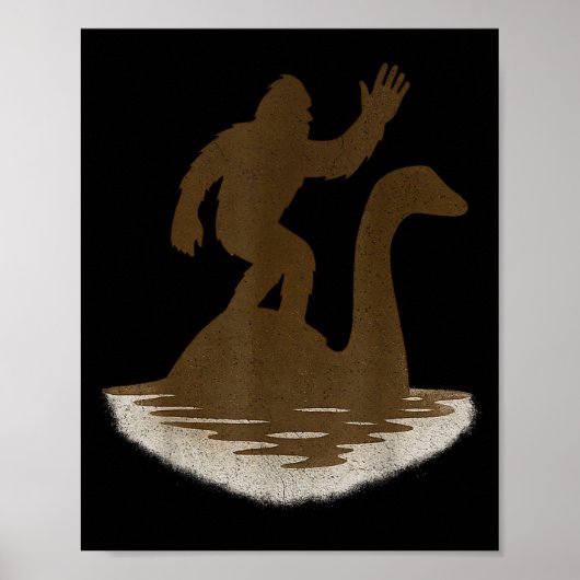 Bigfoot rijdt op Loch Ness Monster Grappige Sasqua Poster (Voorkant)