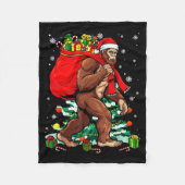 Bigfoot Santa Carrying Christmas Bag Xmas Hat Sasq Fleece Deken (Voorkant)