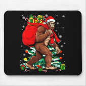 Bigfoot Santa Carrying Christmas Bag Xmas Hat Sasq Muismat (Voorkant)