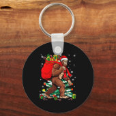 Bigfoot Santa Carrying Christmas Bag Xmas Hat Sasq Sleutelhanger (Voorkant)