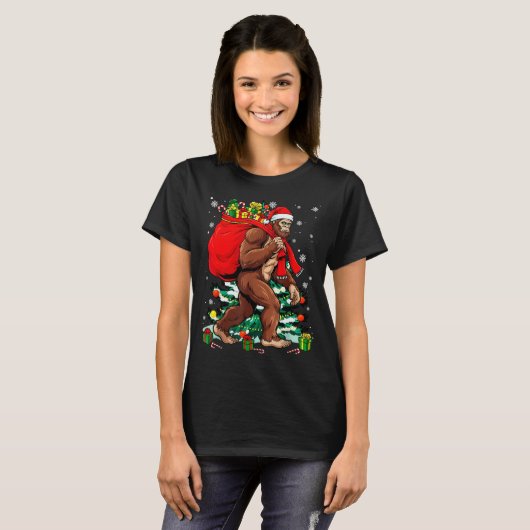 Bigfoot Santa Carrying Christmas Bag Xmas Hat Sasq T-shirt (Voorkant volledig)