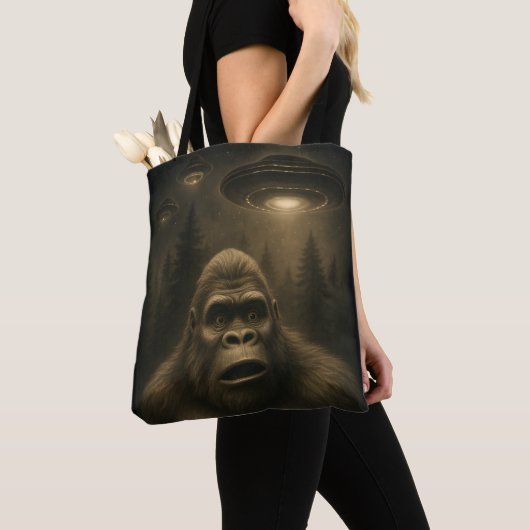 Bigfoot Sasquatch Alien UFO Grappig Tote Bag (Dichtbij)
