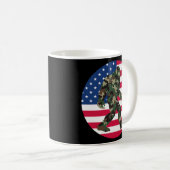 Bigfoot Sasquatch Camo Koffiemok (Voorkant rechts)