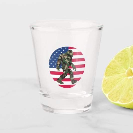 Bigfoot Sasquatch Camo Shot Glas (Voorkant)