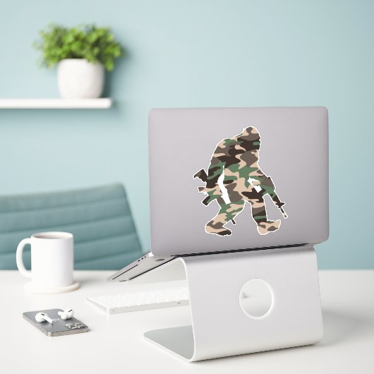 Bigfoot Sasquatch Camo Sticker (Laptop op bureau)