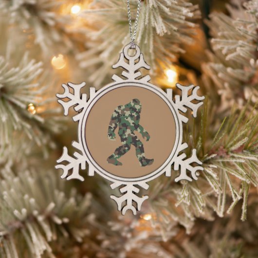 Bigfoot Sasquatch Camo Tin Sneeuwvlok Ornament (Boom)