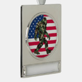 Bigfoot Sasquatch Camo Verzilverd Banner Ornament (Rechts)
