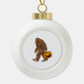 Bigfoot Sasquatch Carry Scary Pumpkin T shirt Keramische Bal Ornament (Voorkant)