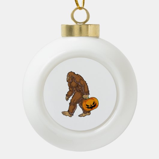 Bigfoot Sasquatch Carry Scary Pumpkin T shirt Keramische Bal Ornament (Voorkant)