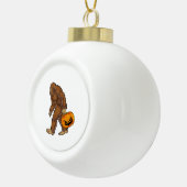 Bigfoot Sasquatch Carry Scary Pumpkin T shirt Keramische Bal Ornament (Rechts)