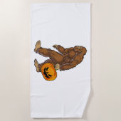 Bigfoot Sasquatch Carry Scary Pumpkin T shirt Strandlaken (Voorkant)