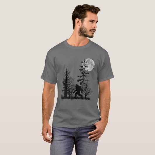 Bigfoot sasquatch die zich in het bos met maan vas t-shirt (Voorkant volledig)