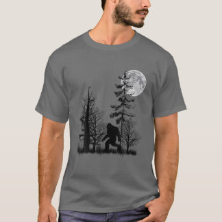 Bigfoot sasquatch die zich in het bos met maan vas t-shirt