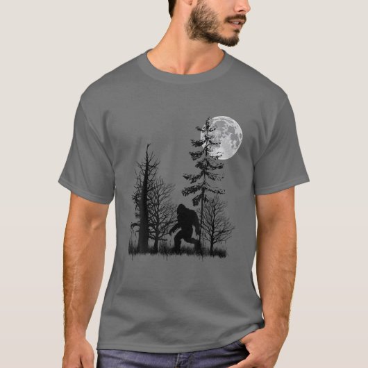 Bigfoot sasquatch die zich in het bos met maan vas t-shirt (Voorkant)