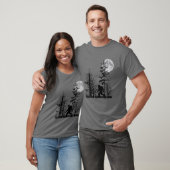Bigfoot sasquatch die zich in het bos met maan vas t-shirt (Unisex)