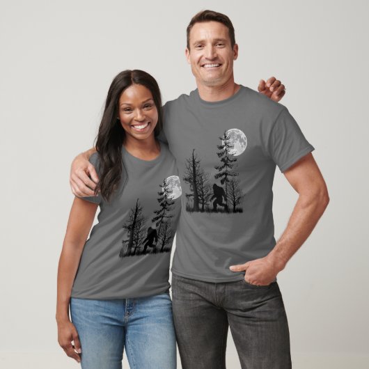 Bigfoot sasquatch die zich in het bos met maan vas t-shirt (Unisex)