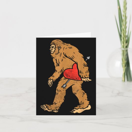 Bigfoot Sasquatch Heart With Arrow Funny Valentine Kaart (Voorkant)