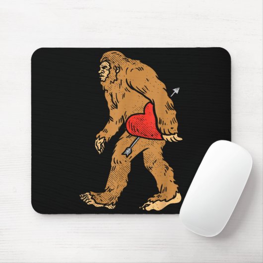 Bigfoot Sasquatch Heart With Arrow Funny Valentine Muismat (Met muis)